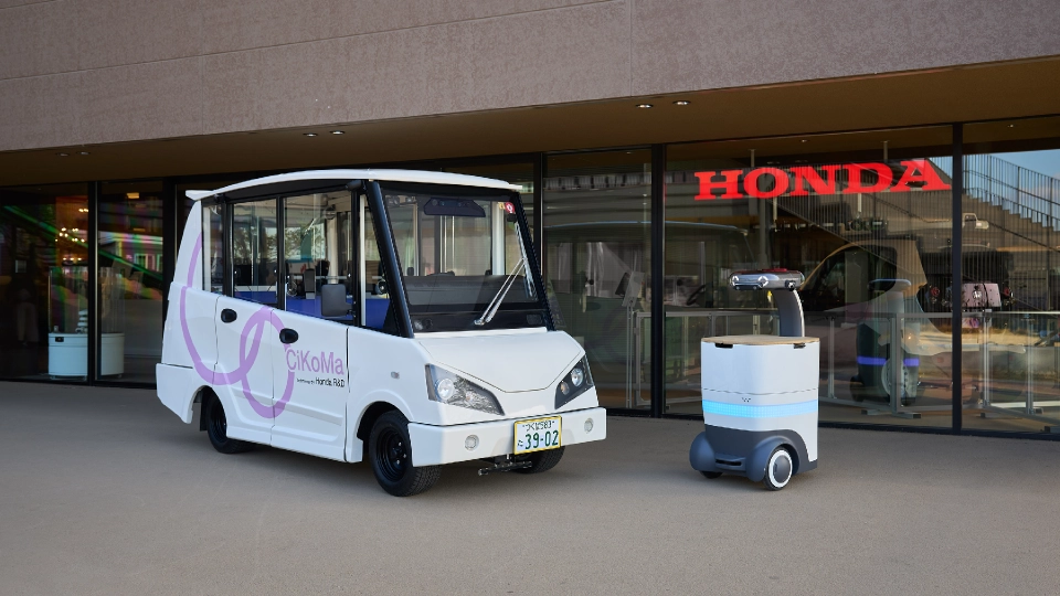 左：搭乗型のCiKoMa（サイコマ）／右：徒歩での移動に追従するWaPOCHI（ワポチ）
