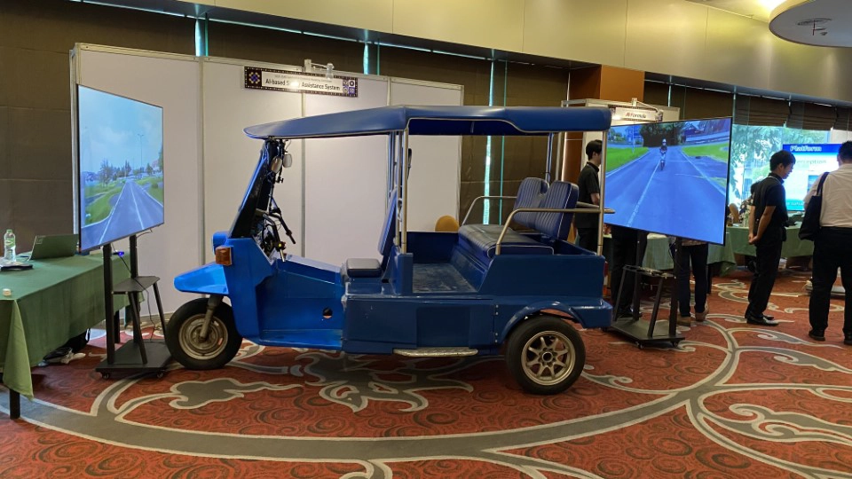 図3：TukTukに安全支援スマホアプリを取りつけたデモ（SICE FES 2025、チェンマイ）